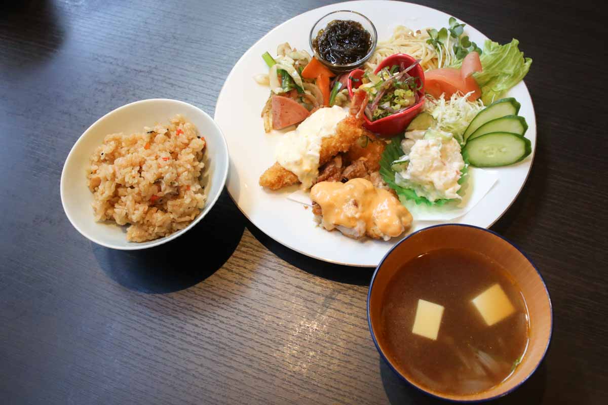 ランチは日替わり一本!都会の喧騒を忘れる美食空間「Dining&Bar 美海DORI(よしみどり)」(那覇市)