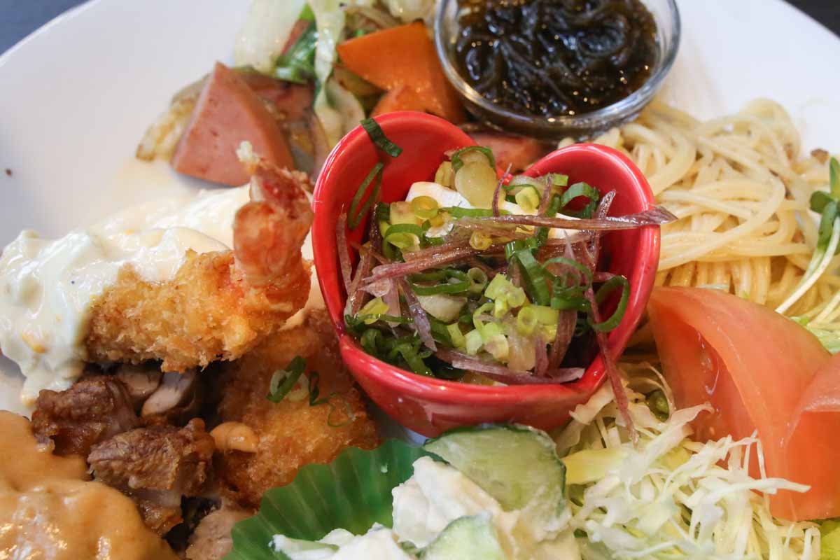 ランチは日替わり一本!都会の喧騒を忘れる美食空間「Dining&Bar 美海DORI(よしみどり)」(那覇市)