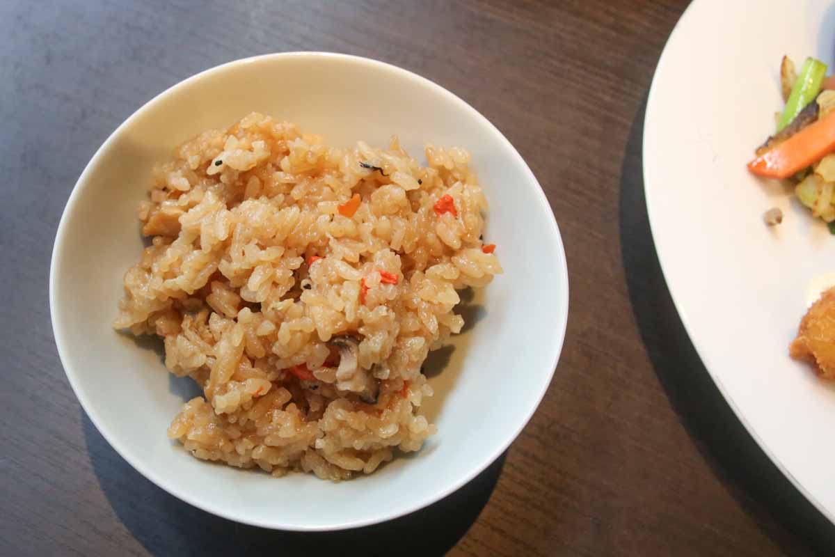 ランチは日替わり一本!都会の喧騒を忘れる美食空間「Dining&Bar 美海DORI(よしみどり)」(那覇市)