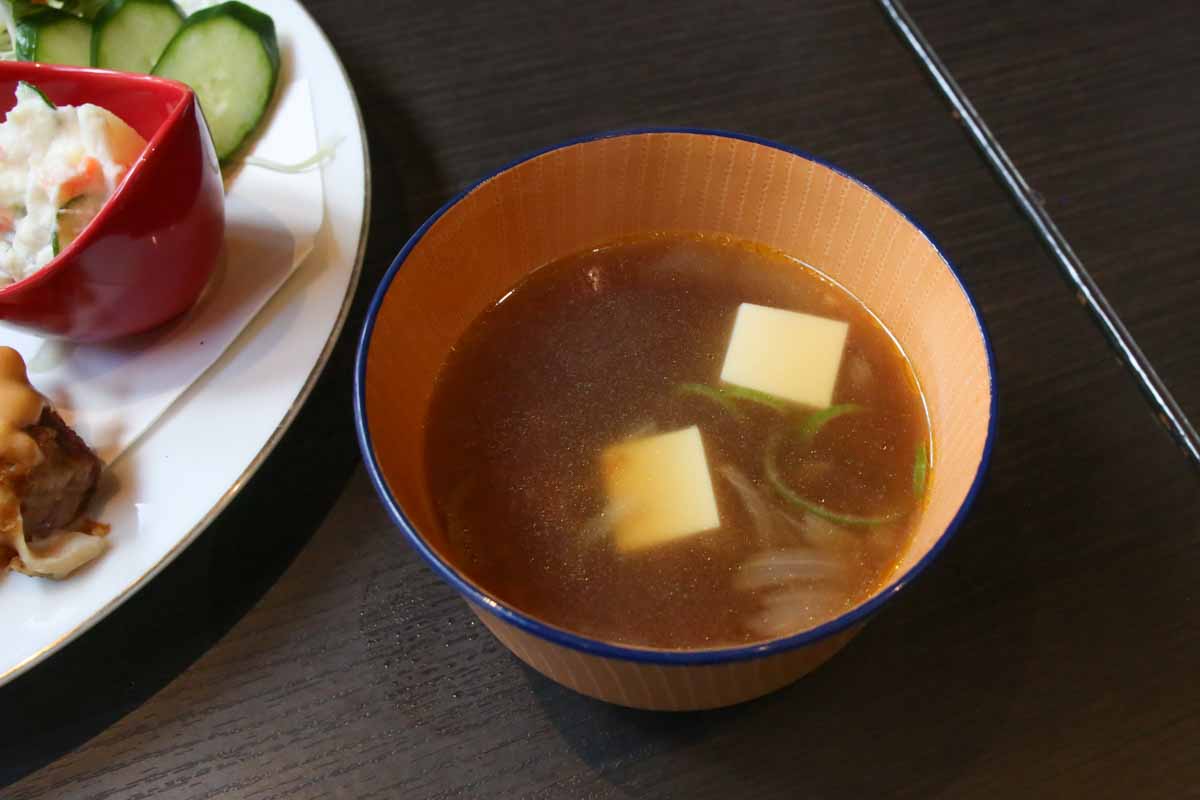 ランチは日替わり一本!都会の喧騒を忘れる美食空間「Dining&Bar 美海DORI(よしみどり)」(那覇市)