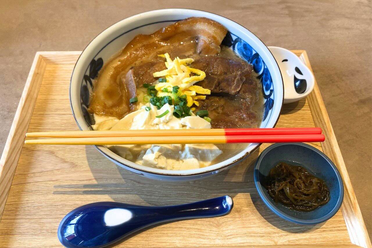 オバー直伝の“ちょうどいい旨み”沖縄そば「ニューロイヤル」(うるま市)