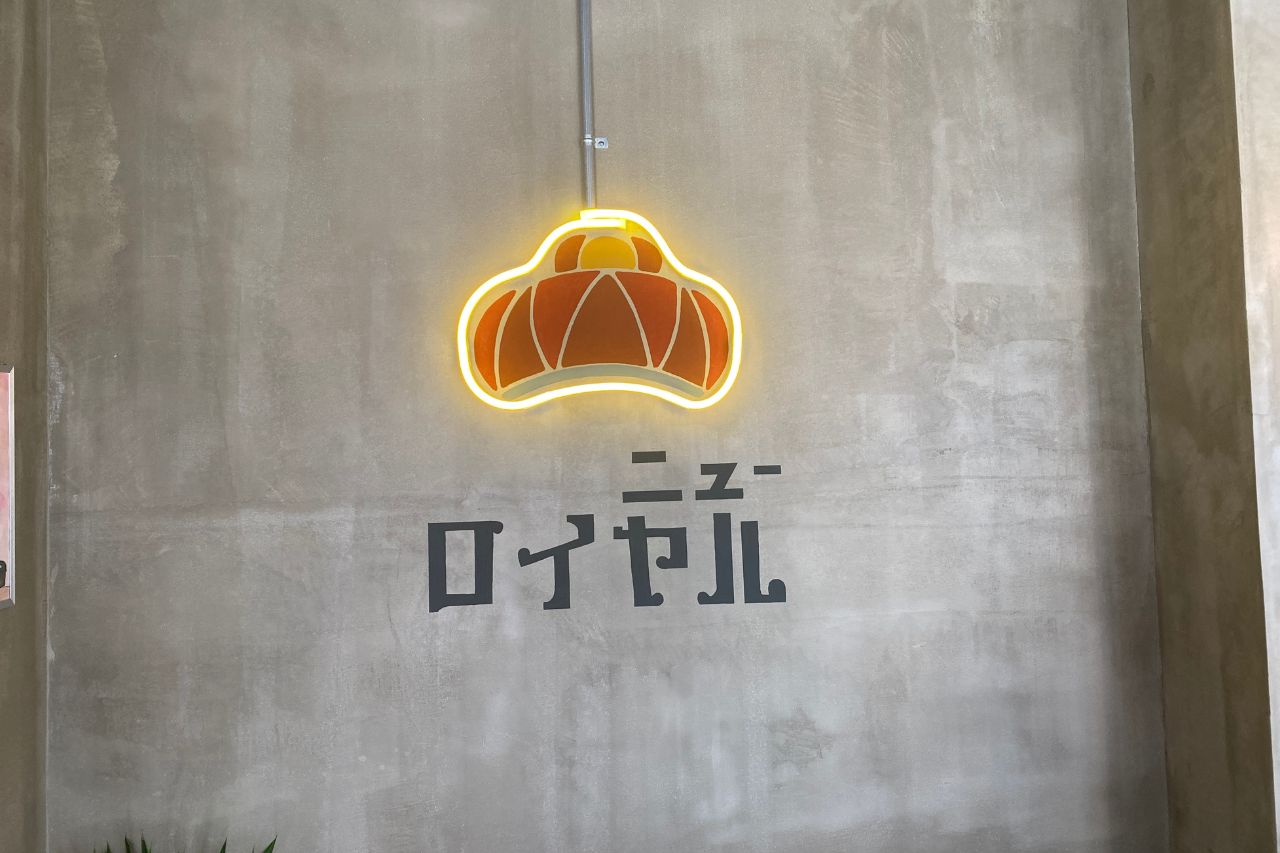 オバー直伝の“ちょうどいい旨み”沖縄そば「ニューロイヤル」(うるま市)