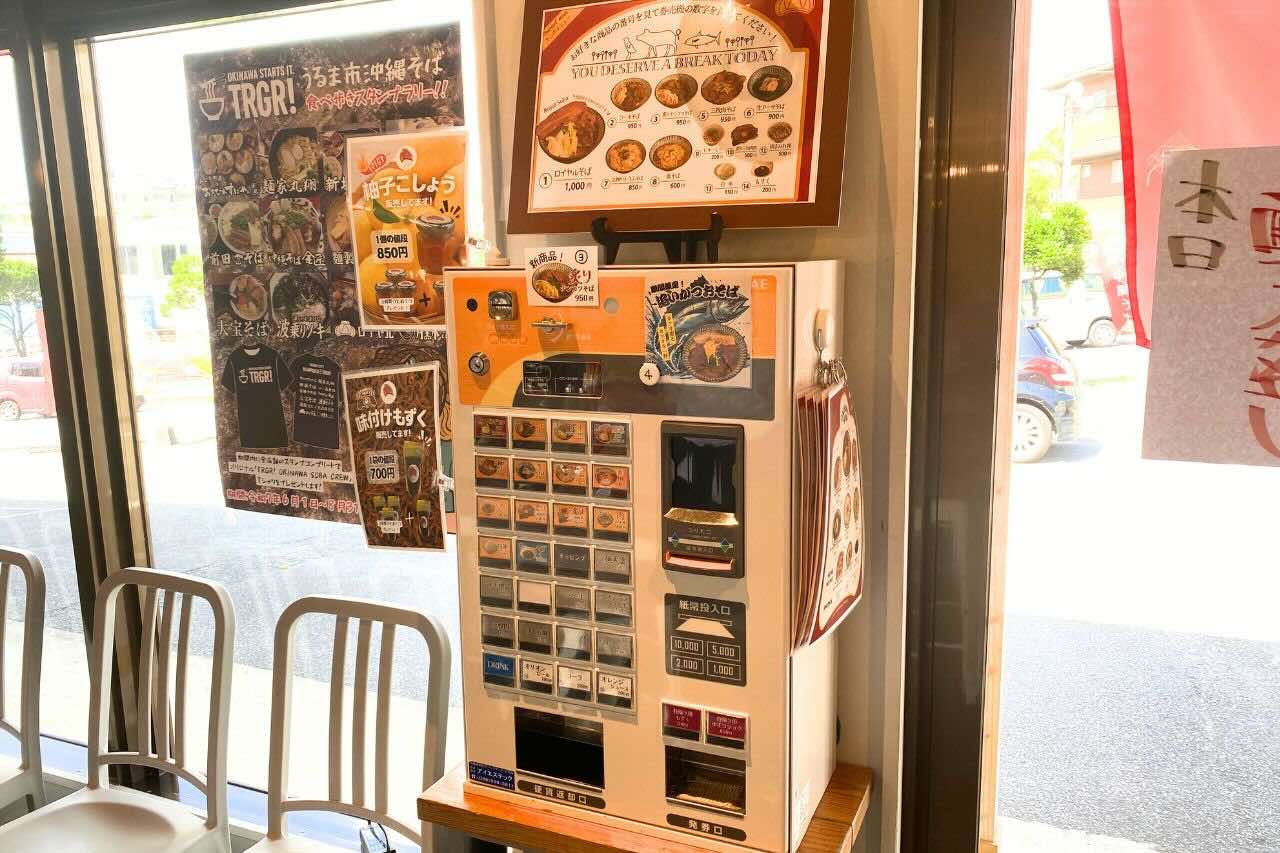 オバー直伝の“ちょうどいい旨み”沖縄そば「ニューロイヤル」(うるま市)