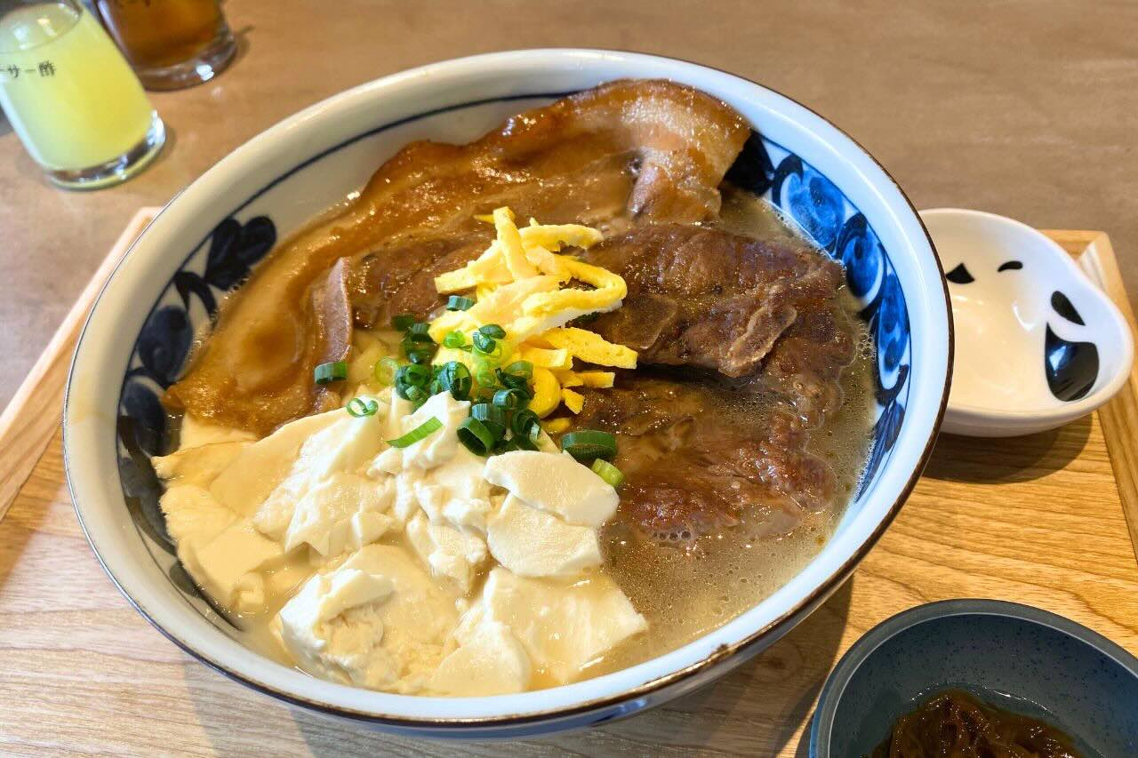 オバー直伝の“ちょうどいい旨み”沖縄そば「ニューロイヤル」(うるま市)