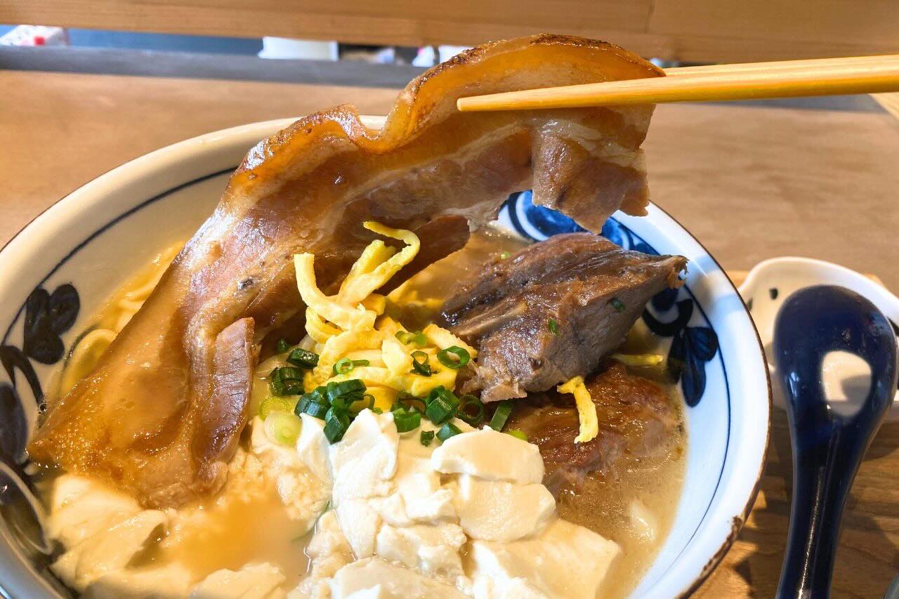 オバー直伝の“ちょうどいい旨み”沖縄そば「ニューロイヤル」(うるま市)
