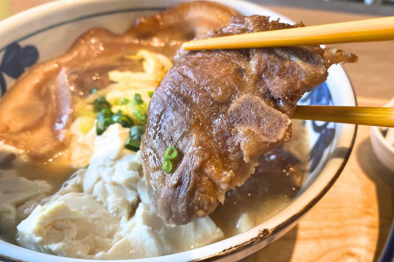 オバー直伝の“ちょうどいい旨み”沖縄そば「ニューロイヤル」(うるま市)