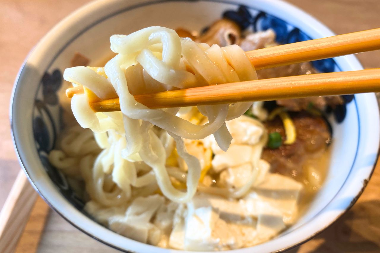 オバー直伝の“ちょうどいい旨み”沖縄そば「ニューロイヤル」(うるま市)