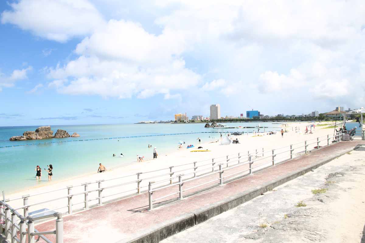 澄みわたる海と真っ白な砂浜!おしゃれに遊べる絶好スポット「アラハビーチ」を徹底解説(北谷町)