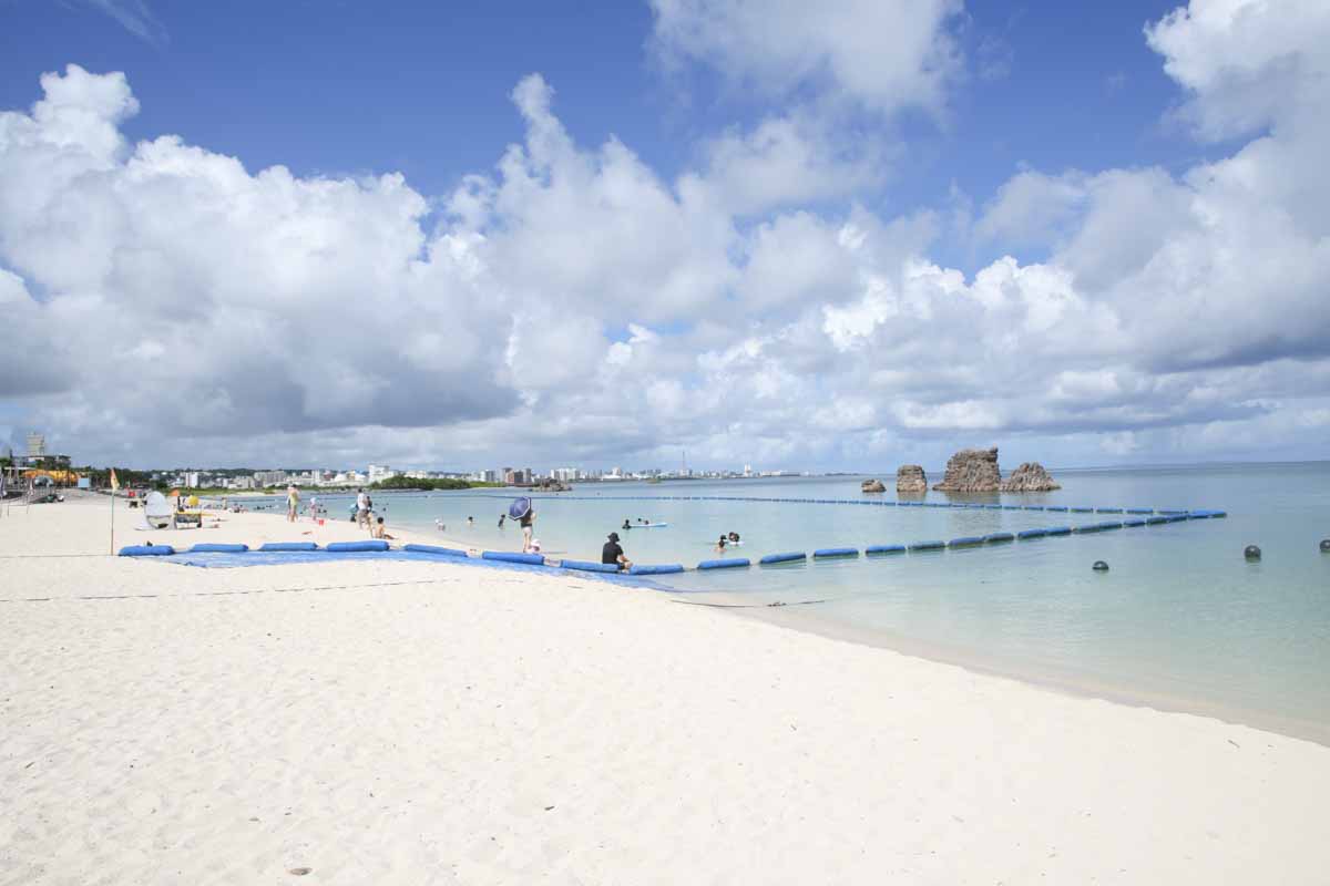 澄みわたる海と真っ白な砂浜！おしゃれに遊べる絶好スポット「アラハビーチ」を徹底解説（北谷町）
