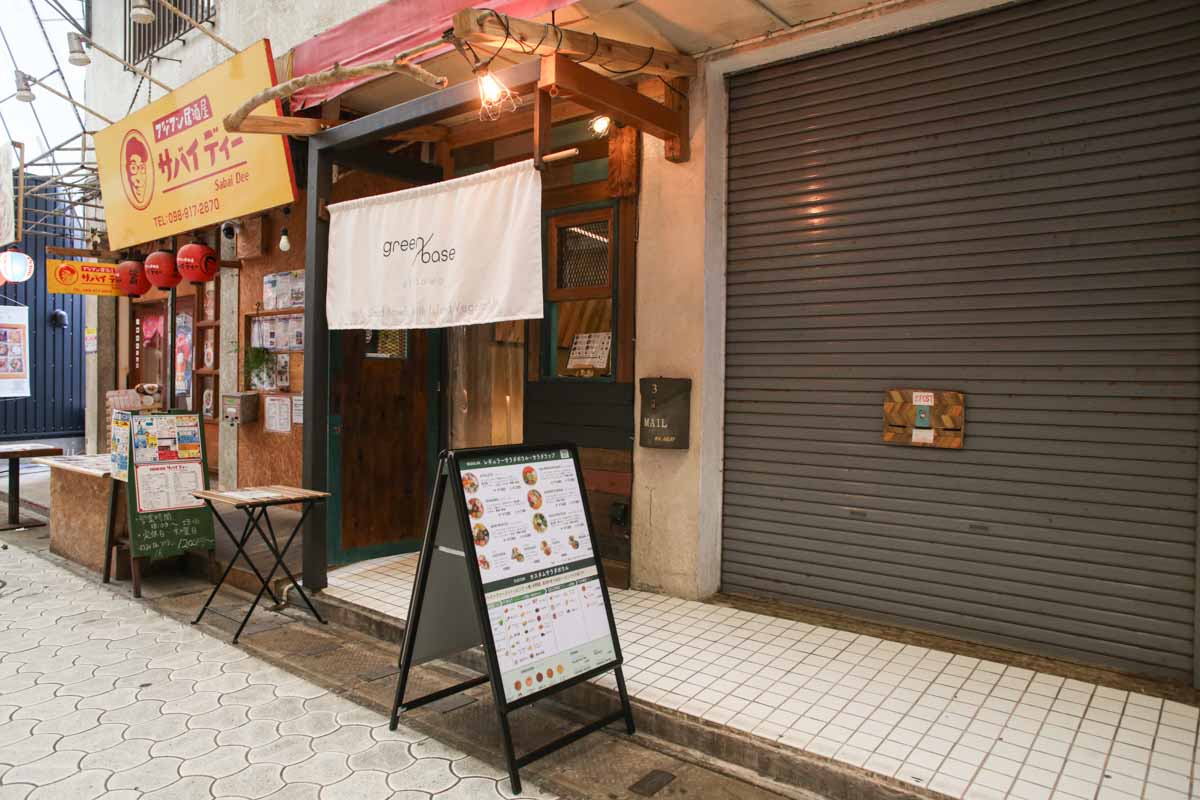 沖縄の恵みをまるごとチャージ!チョップドサラダ専門店の「green base okinawa(グリーンベースオキナワ)」で新しいサラダ体験(那覇市)