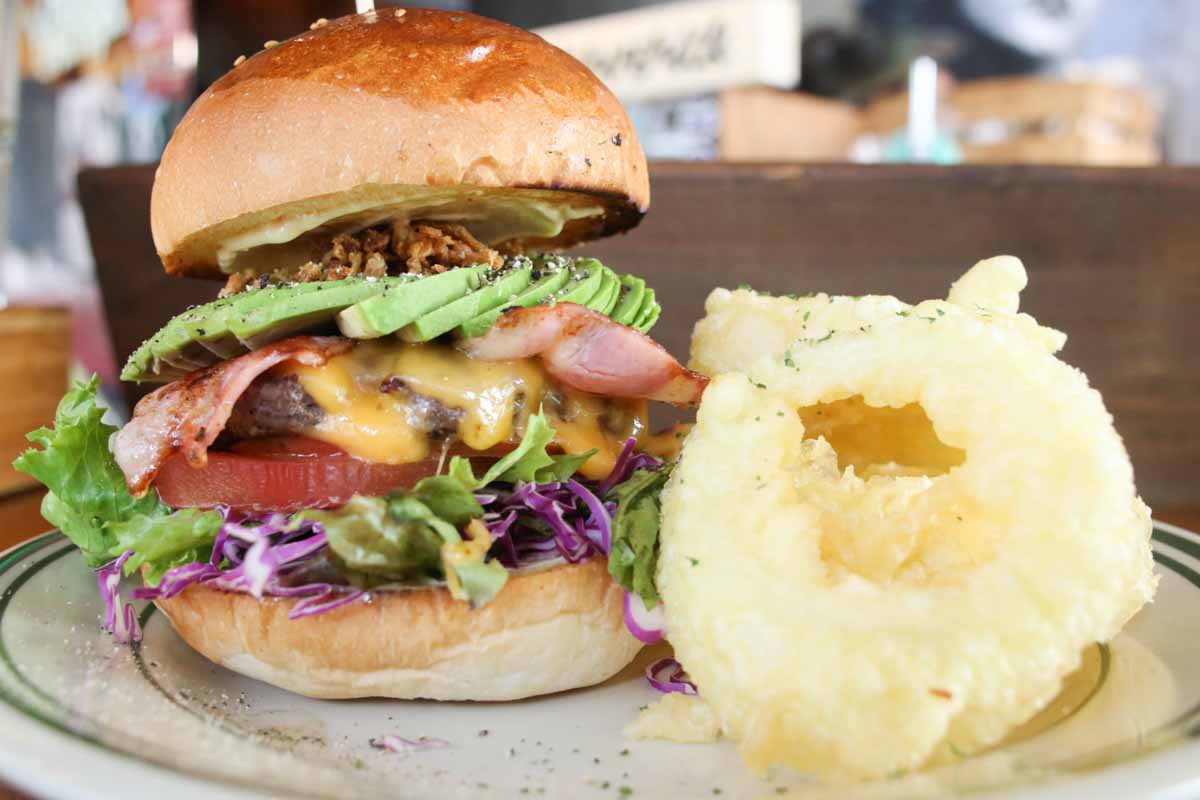 豪快にかぶりつけ!肉汁滴る「Maverick(マーベリック)」のハンバーガーで至福のひとときを(那覇市)
