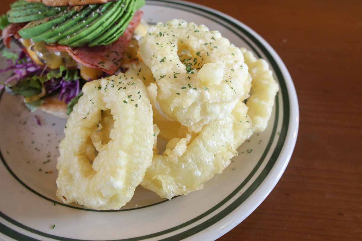 豪快にかぶりつけ!肉汁滴る「Maverick(マーベリック)」のハンバーガーで至福のひとときを(那覇市)