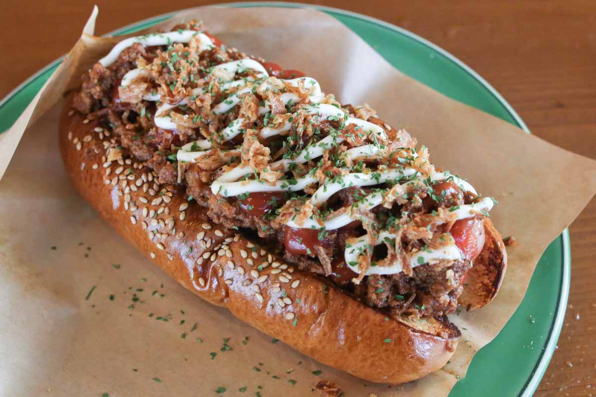 豪快にかぶりつけ!肉汁滴る「Maverick(マーベリック)」のハンバーガーで至福のひとときを(那覇市)