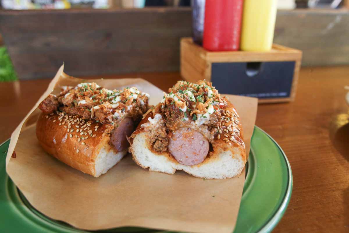 豪快にかぶりつけ!肉汁滴る「Maverick(マーベリック)」のハンバーガーで至福のひとときを(那覇市)