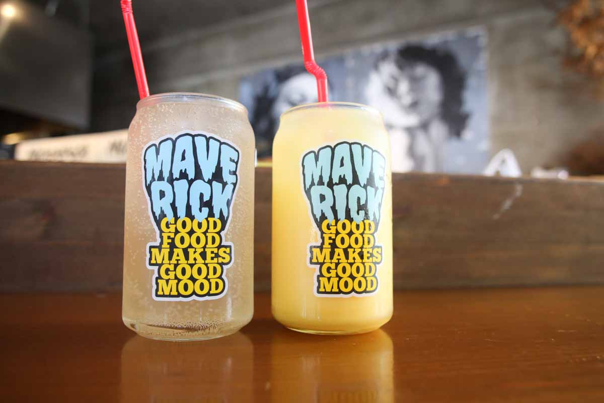豪快にかぶりつけ!肉汁滴る「Maverick(マーベリック)」のハンバーガーで至福のひとときを(那覇市)