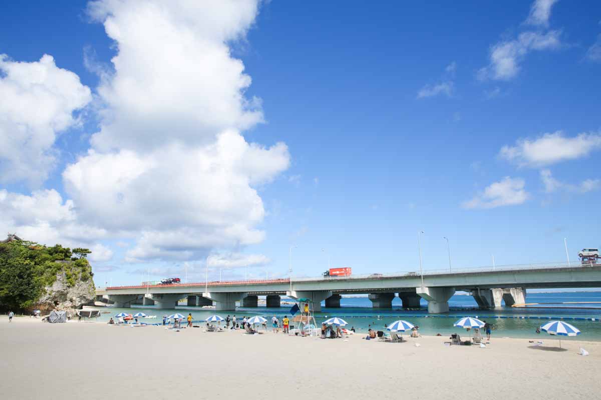 都会のまんなかにエメラルド!那覇市街からすぐ行けるオアシス「波の上ビーチ」を徹底解剖(那覇市)