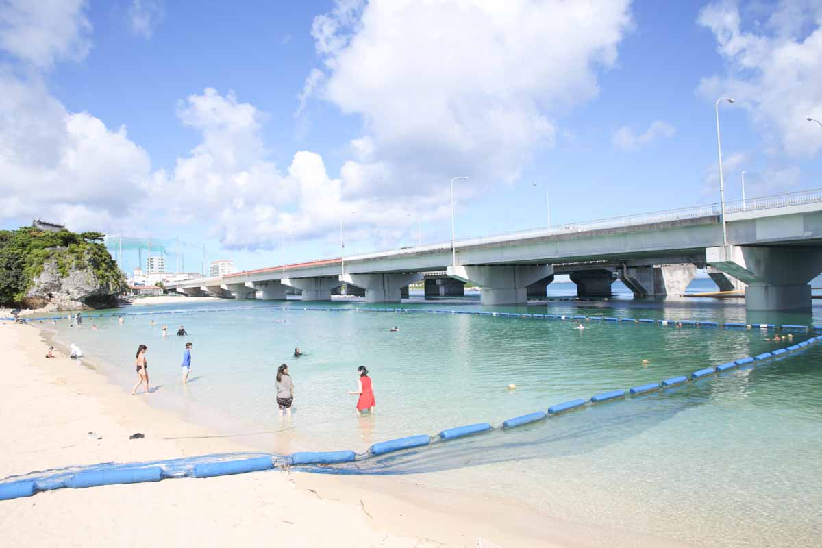 都会のまんなかにエメラルド!那覇市街からすぐ行けるオアシス「波の上ビーチ」を徹底解剖(那覇市)