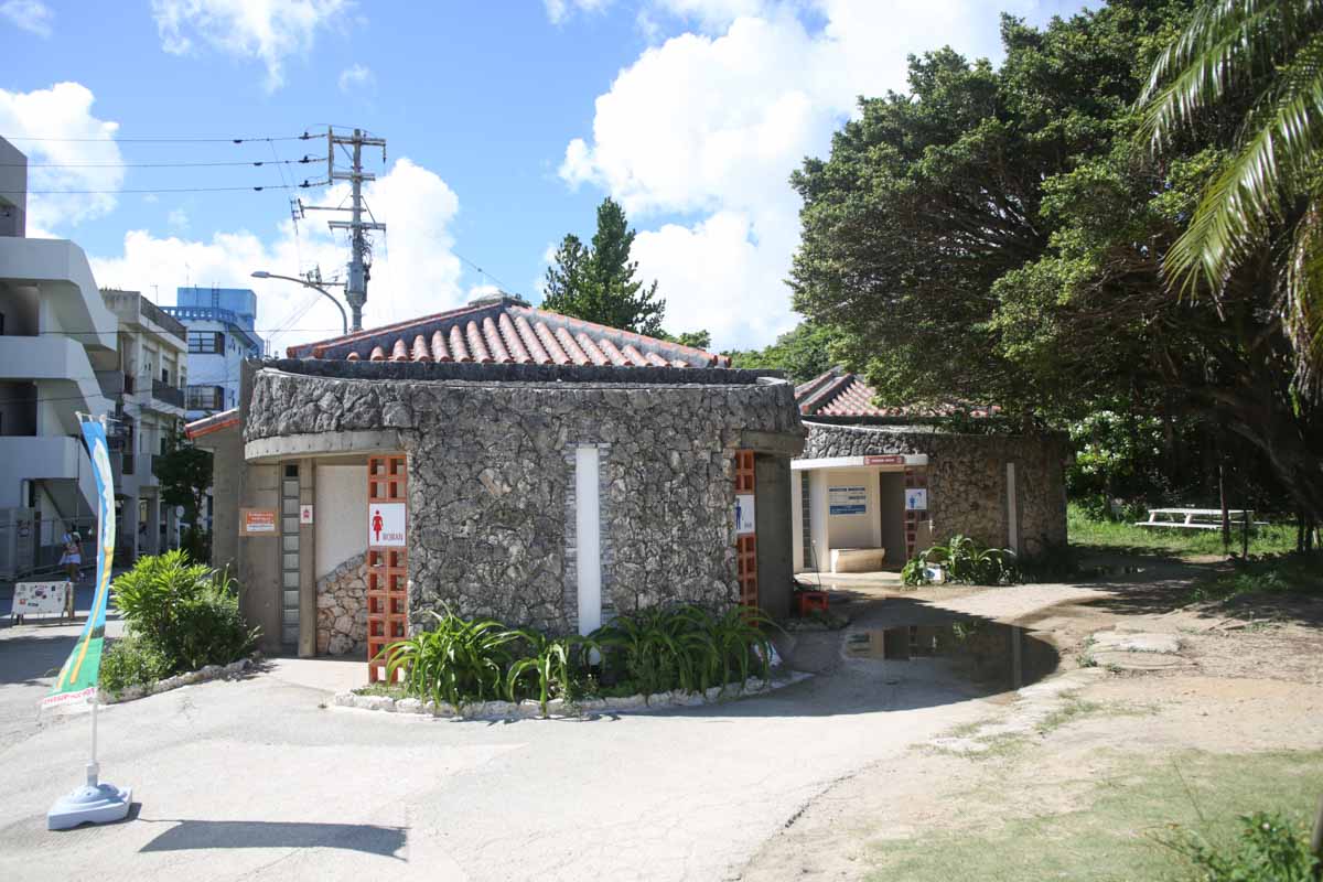 都会のまんなかにエメラルド!那覇市街からすぐ行けるオアシス「波の上ビーチ」を徹底解剖(那覇市)