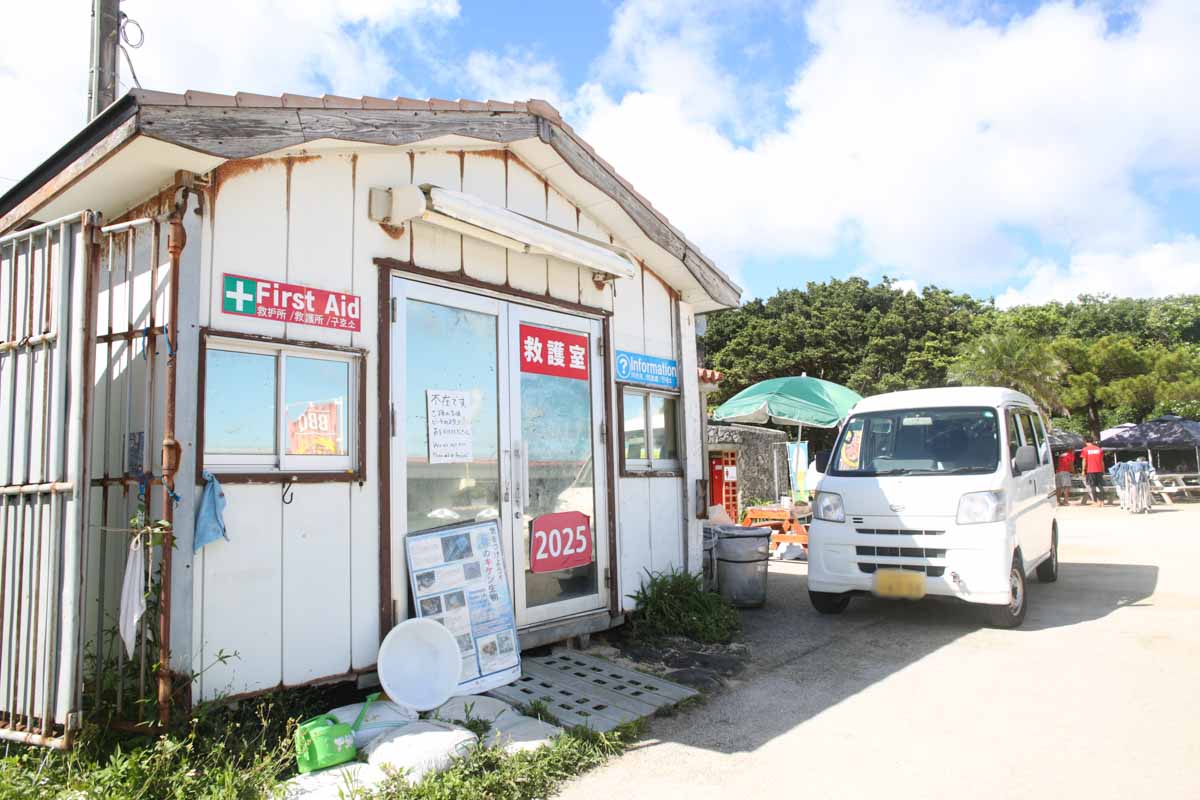 都会のまんなかにエメラルド!那覇市街からすぐ行けるオアシス「波の上ビーチ」を徹底解剖(那覇市)