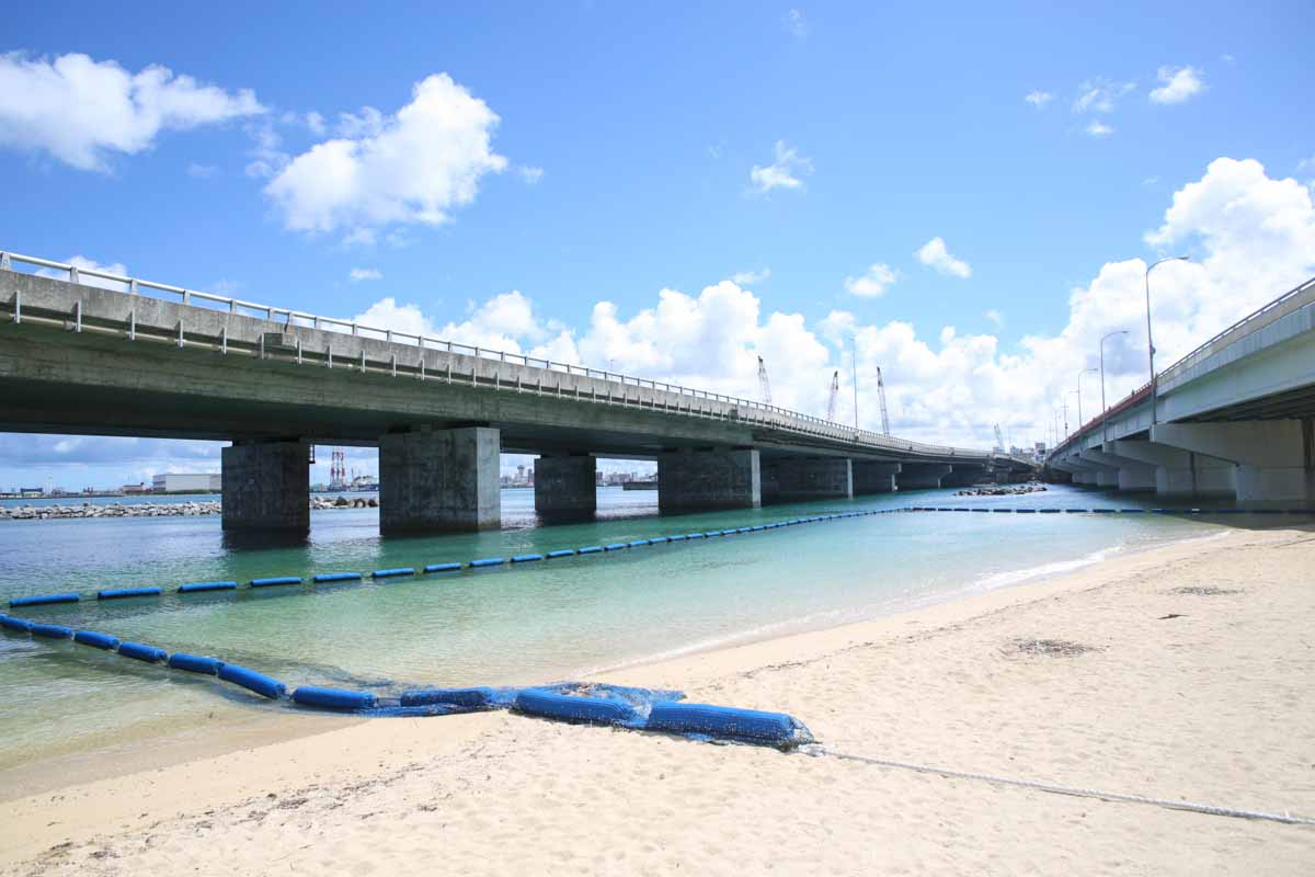 都会のまんなかにエメラルド!那覇市街からすぐ行けるオアシス「波の上ビーチ」を徹底解剖(那覇市)