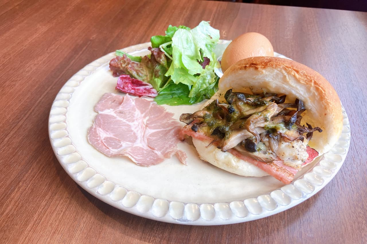 朝のおいしい寄り道に選びたい焼き立てパンが待っている「デリカテッセン トランク 小禄店」(那覇市)