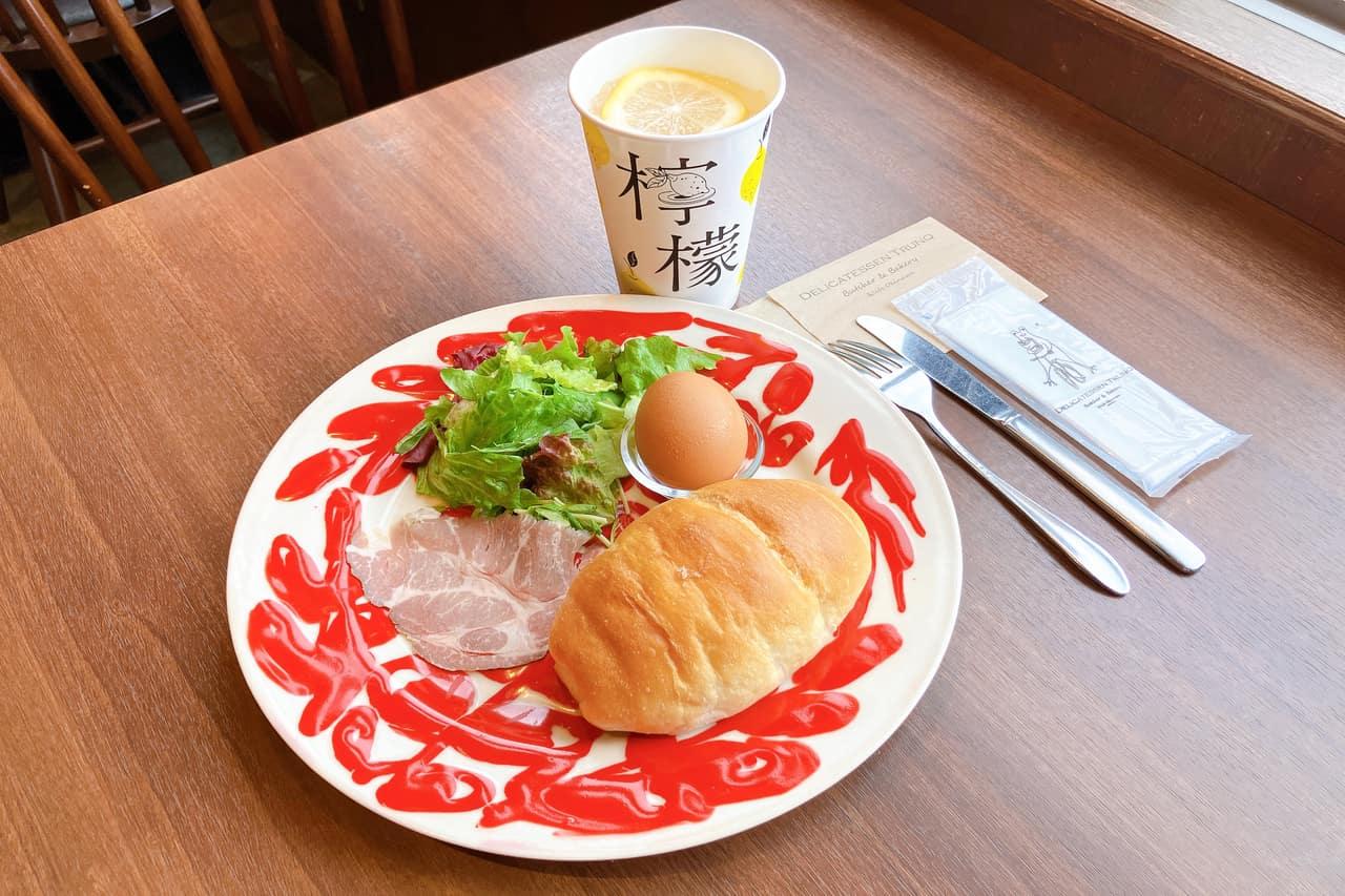 朝のおいしい寄り道に選びたい焼き立てパンが待っている「デリカテッセン トランク 小禄店」(那覇市)