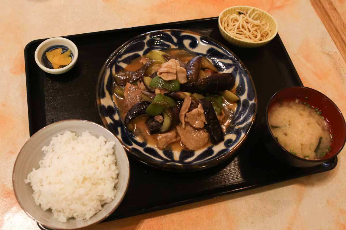毎日でも味わいたい豊富な定食メニュー!沖縄の味から家庭の味まで楽しめる「お食事処 うさぎや」(那覇市)