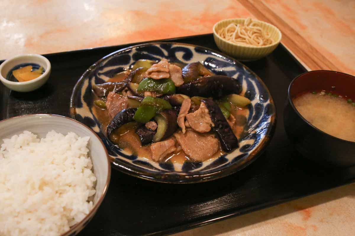 毎日でも味わいたい豊富な定食メニュー！沖縄の味から家庭の味まで楽しめる「お食事処 うさぎや」（那覇市）