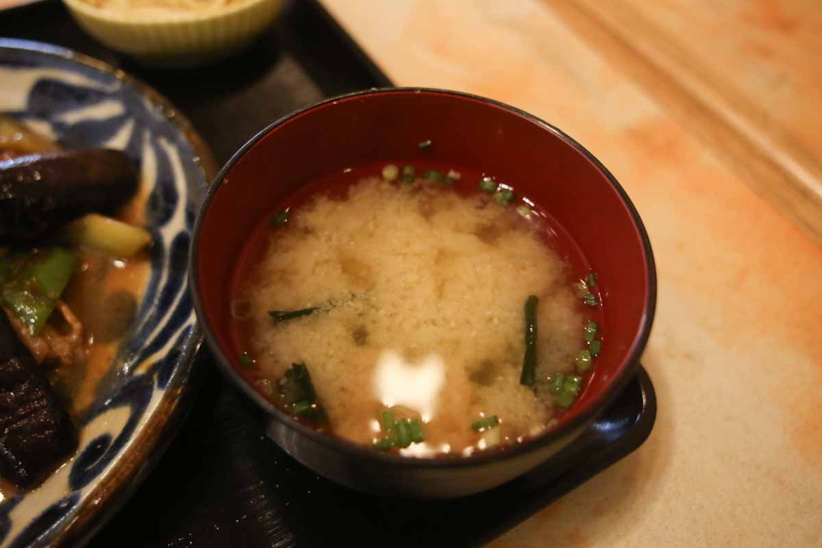 毎日でも味わいたい豊富な定食メニュー！沖縄の味から家庭の味まで楽しめる「お食事処 うさぎや」（那覇市）