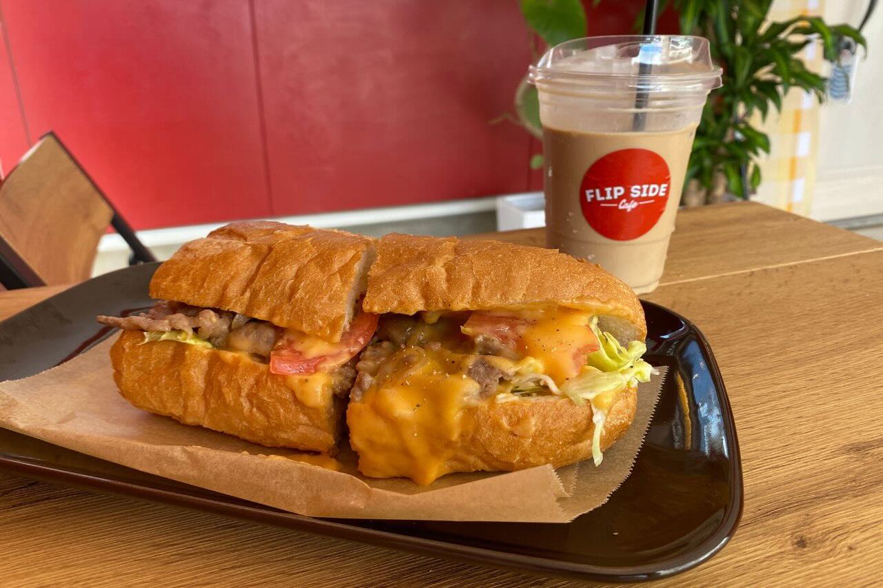 親子で楽しむ公園帰りのモーニング!手ごね焼きたてワッフルが絶品「Flip Side Cafe(フリップサイドカフェ)」(沖縄市)