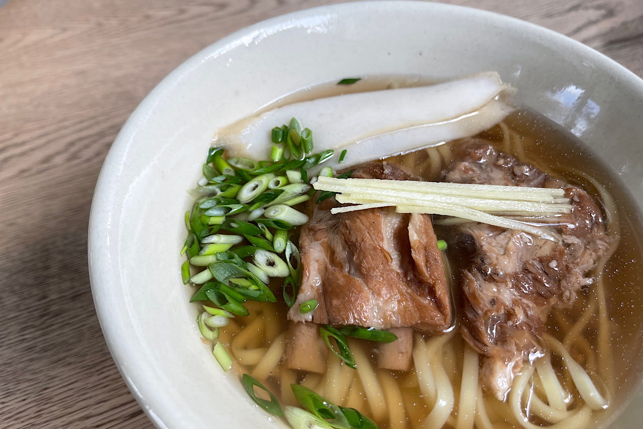 照喜名製麺所の生麺×黄金スープ!ここでしか味わえない沖縄そばを心地よい空間で「nan*ne(ナンネ)」(那覇市)