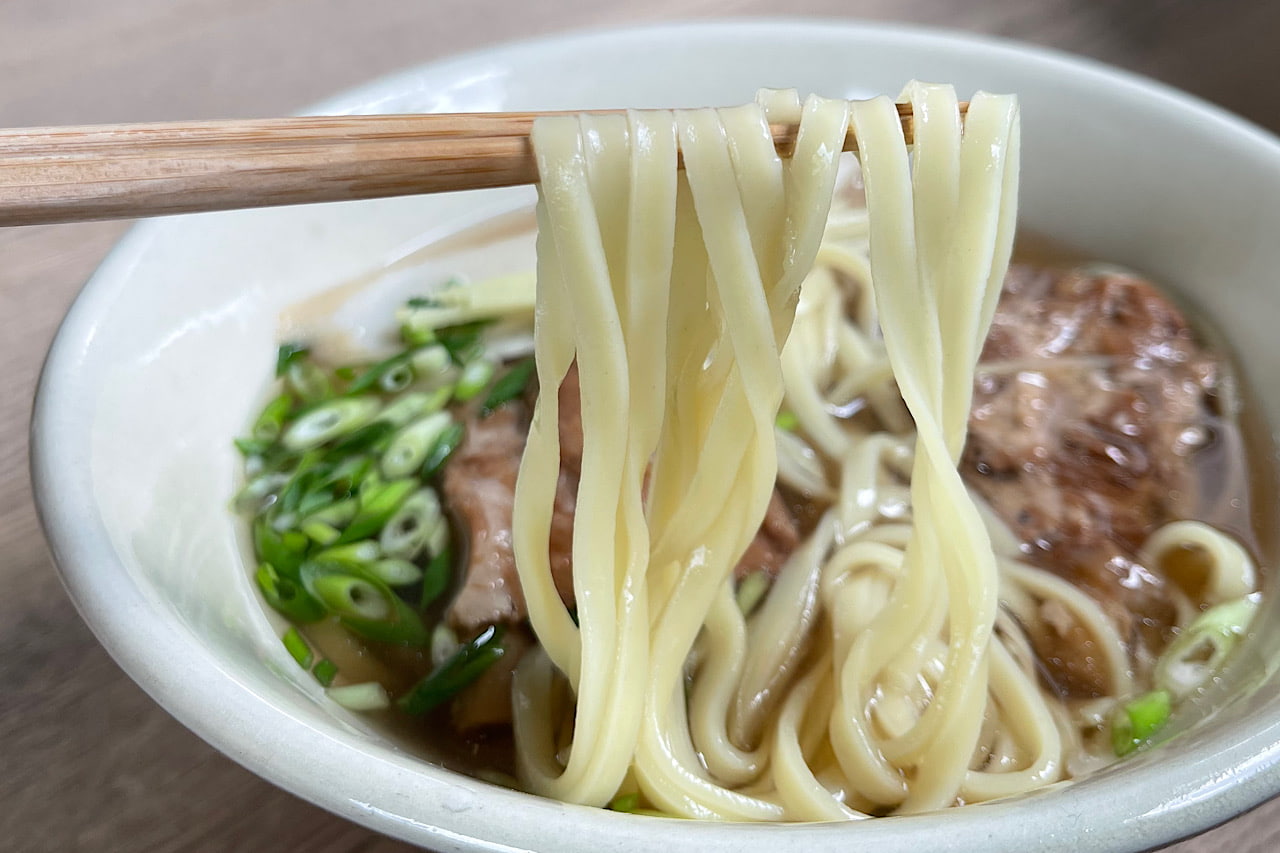 照喜名製麺所の生麺×黄金スープ！ここでしか味わえない沖縄そばを心地よい空間で「nan*ne（ナンネ）」（那覇市）