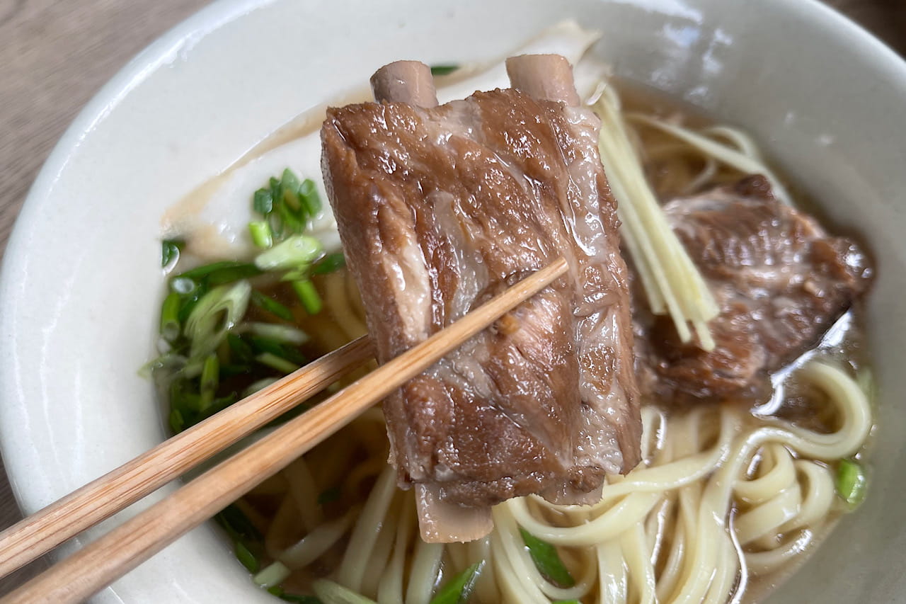 照喜名製麺所の生麺×黄金スープ！ここでしか味わえない沖縄そばを心地よい空間で「nan*ne（ナンネ）」（那覇市）