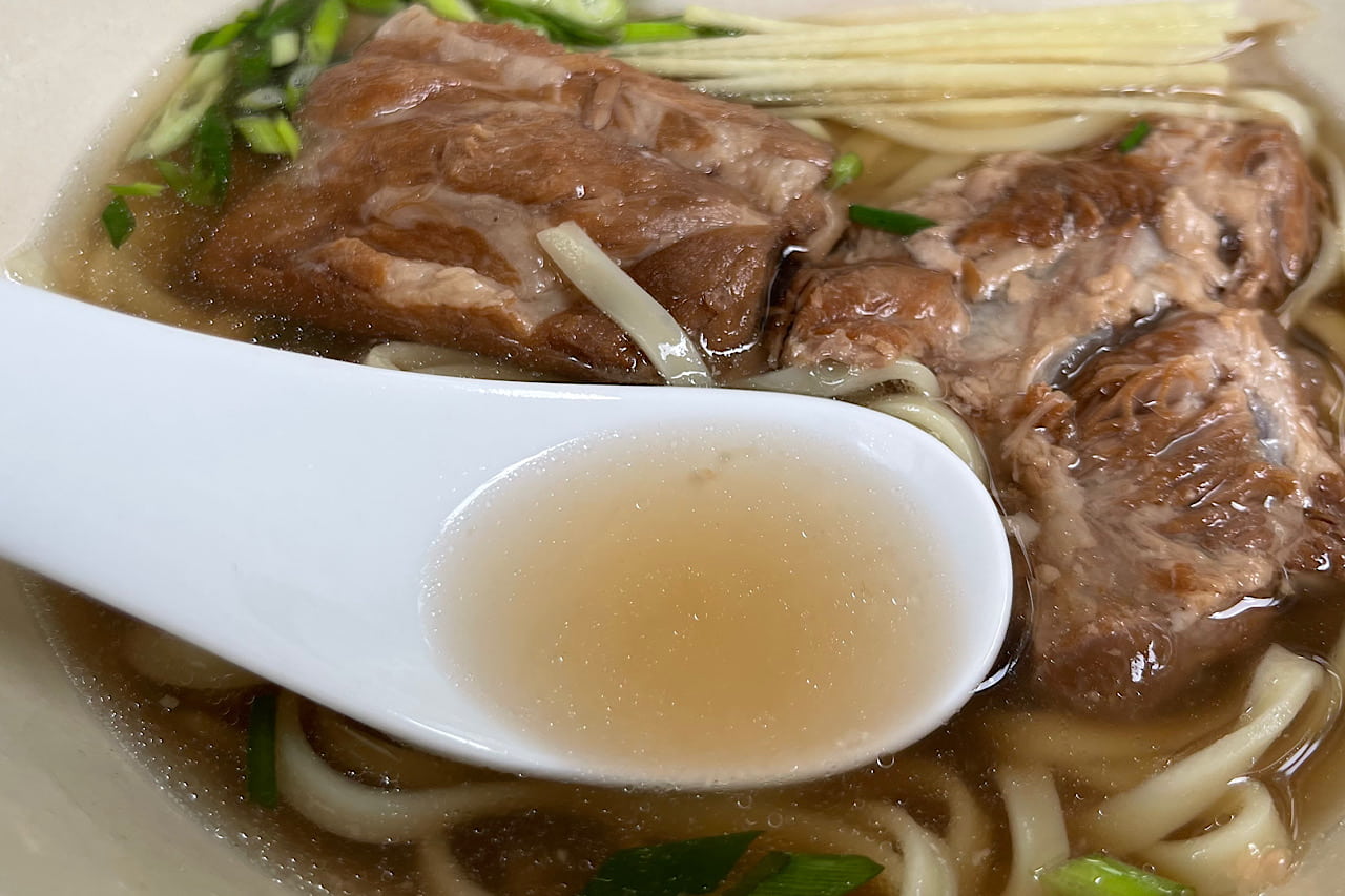 照喜名製麺所の生麺×黄金スープ！ここでしか味わえない沖縄そばを心地よい空間で「nan*ne（ナンネ）」（那覇市）