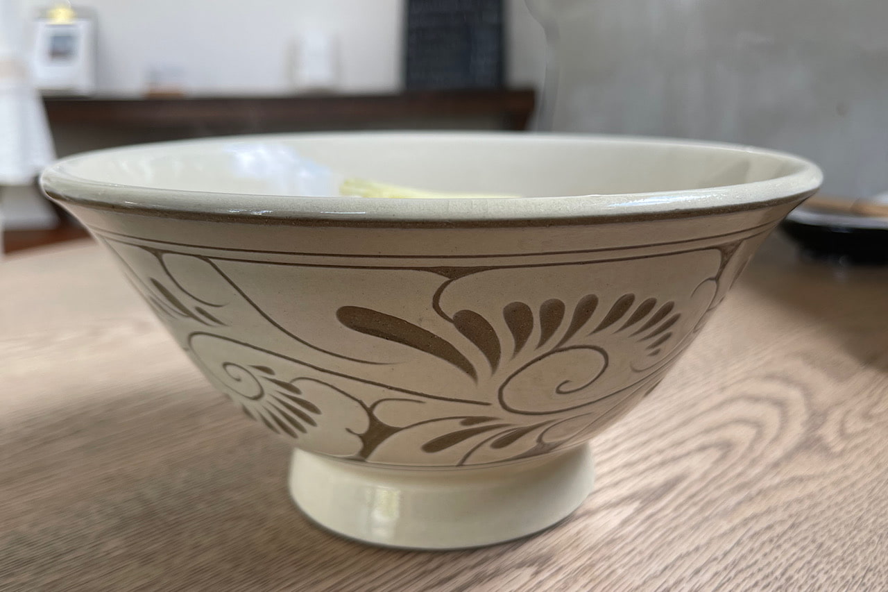 照喜名製麺所の生麺×黄金スープ！ここでしか味わえない沖縄そばを心地よい空間で「nan*ne（ナンネ）」（那覇市）
