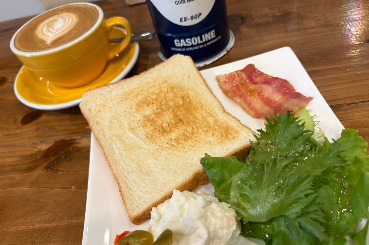 沖縄市泡瀬からはじまる朝7時の幸せコーヒータイム。「BB-Coffee(ビービーコーヒー)」のカフェラテ片手に朝食を(沖縄市)