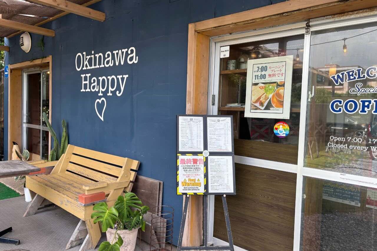 沖縄市泡瀬からはじまる朝7時の幸せコーヒータイム。「BB-Coffee(ビービーコーヒー)」のカフェラテ片手に朝食を(沖縄市)