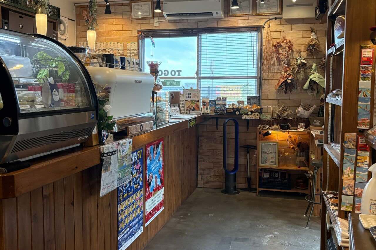 沖縄市泡瀬からはじまる朝7時の幸せコーヒータイム。「BB-Coffee(ビービーコーヒー)」のカフェラテ片手に朝食を(沖縄市)