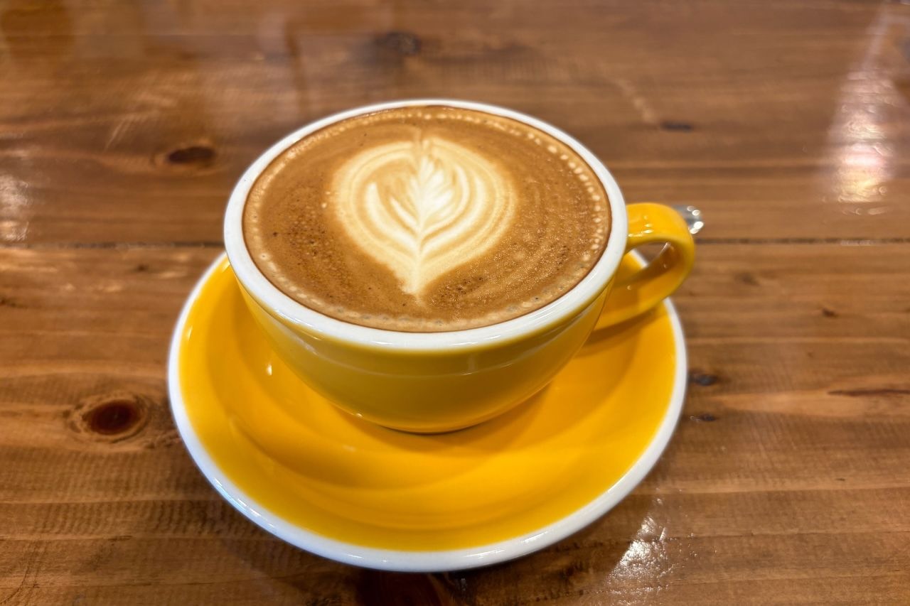 沖縄市泡瀬からはじまる朝7時の幸せコーヒータイム。「BB-Coffee(ビービーコーヒー)」のカフェラテ片手に朝食を(沖縄市)