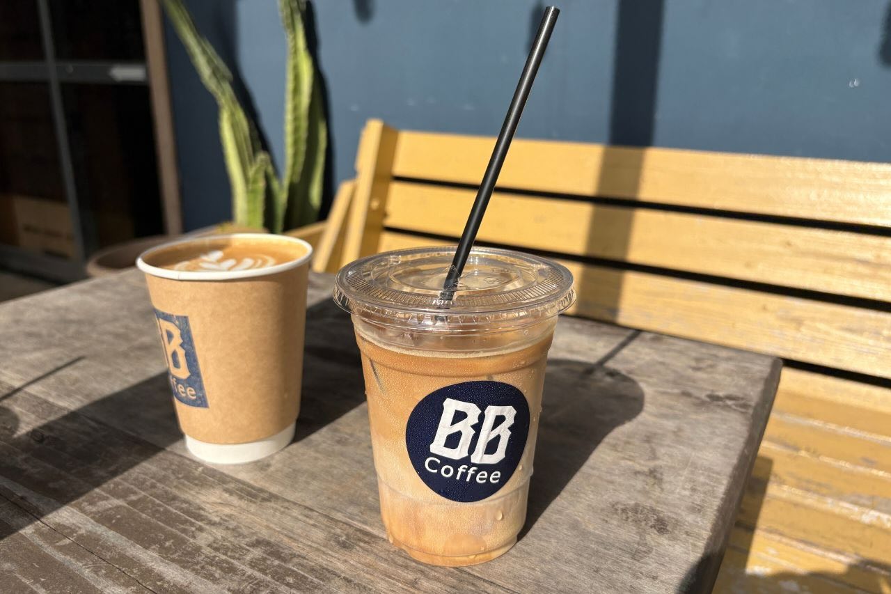 沖縄市泡瀬からはじまる朝7時の幸せコーヒータイム。「BB-Coffee(ビービーコーヒー)」のカフェラテ片手に朝食を(沖縄市)