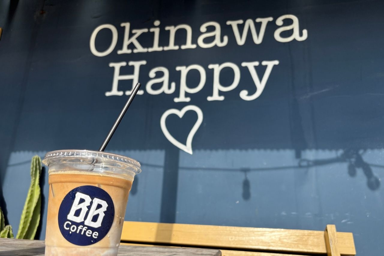 沖縄市泡瀬からはじまる朝7時の幸せコーヒータイム。「BB-Coffee(ビービーコーヒー)」のカフェラテ片手に朝食を(沖縄市)