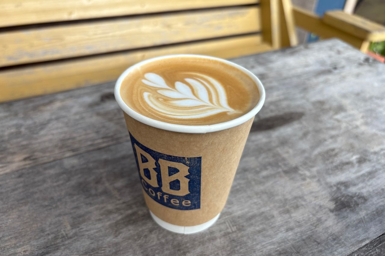 沖縄市泡瀬からはじまる朝7時の幸せコーヒータイム。「BB-Coffee(ビービーコーヒー)」のカフェラテ片手に朝食を(沖縄市)