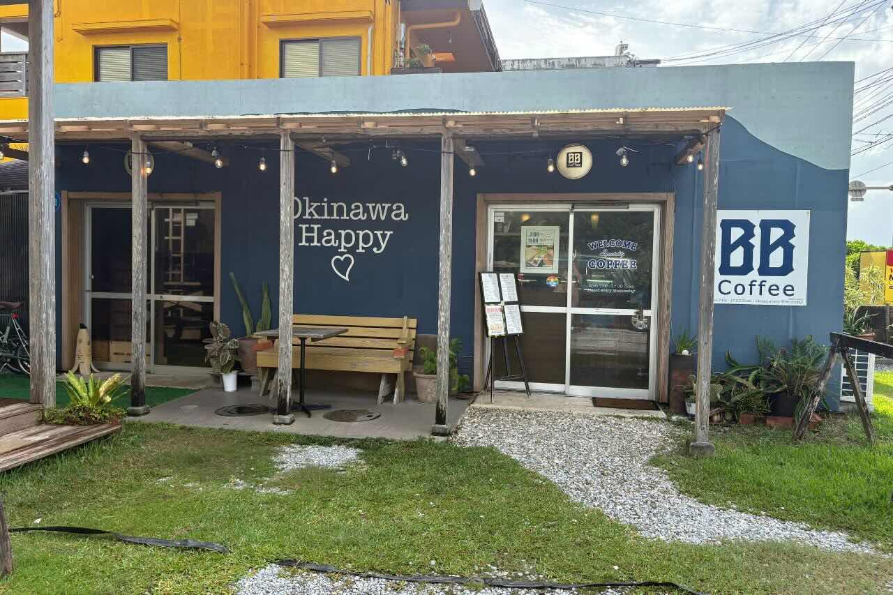 沖縄市泡瀬からはじまる朝7時の幸せコーヒータイム。「BB-Coffee(ビービーコーヒー)」のカフェラテ片手に朝食を(沖縄市)