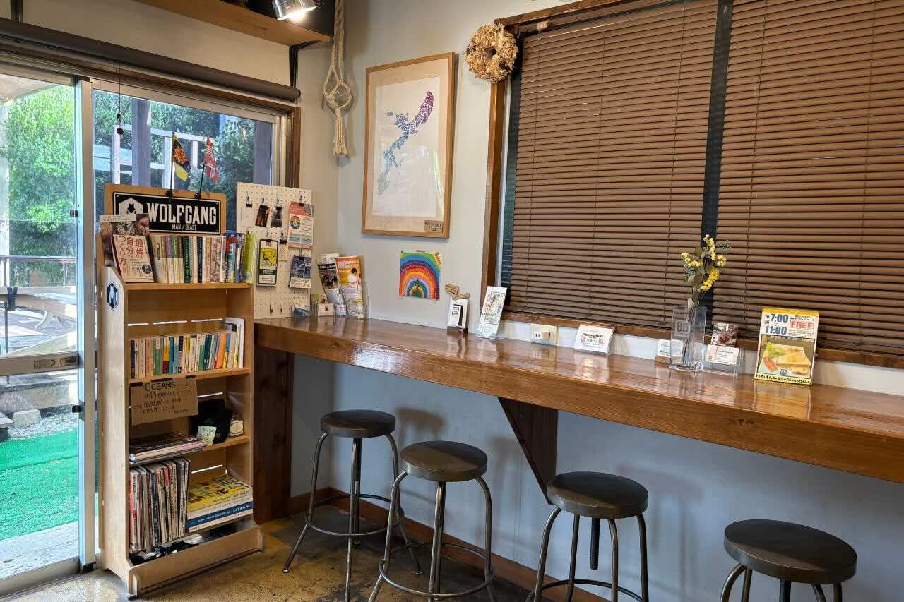 沖縄市泡瀬からはじまる朝7時の幸せコーヒータイム。「BB-Coffee(ビービーコーヒー)」のカフェラテ片手に朝食を(沖縄市)