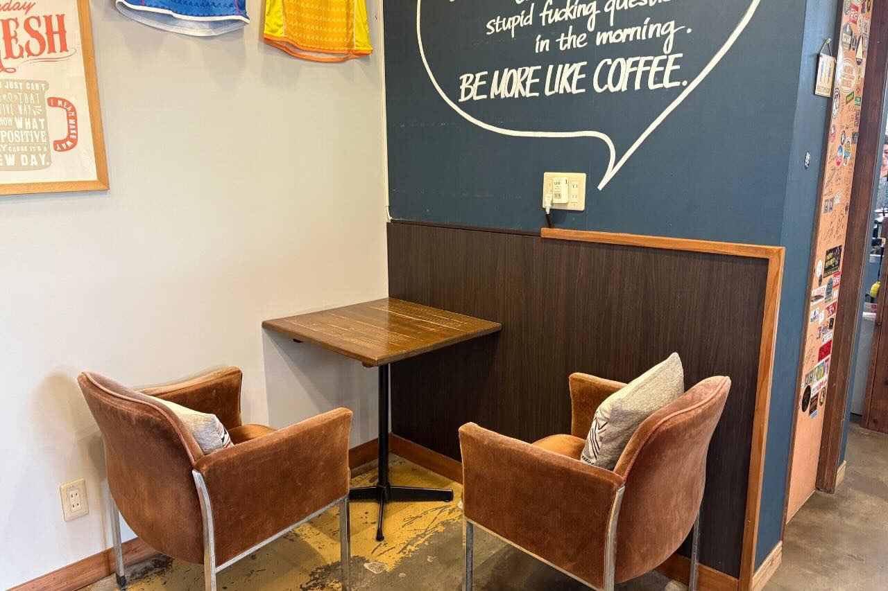 沖縄市泡瀬からはじまる朝7時の幸せコーヒータイム。「BB-Coffee(ビービーコーヒー)」のカフェラテ片手に朝食を(沖縄市)