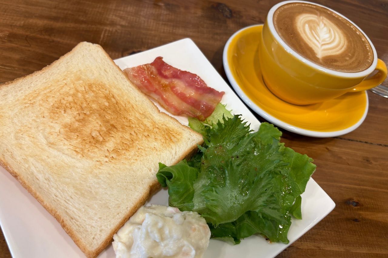 沖縄市泡瀬からはじまる朝7時の幸せコーヒータイム。「BB-Coffee(ビービーコーヒー)」のカフェラテ片手に朝食を(沖縄市)