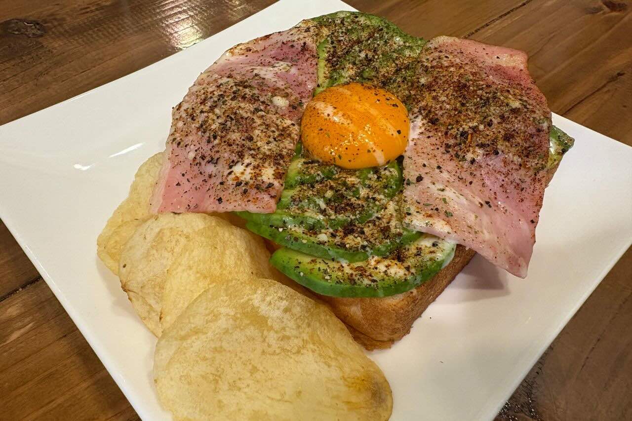 沖縄市泡瀬からはじまる朝7時の幸せコーヒータイム。「BB-Coffee(ビービーコーヒー)」のカフェラテ片手に朝食を(沖縄市)