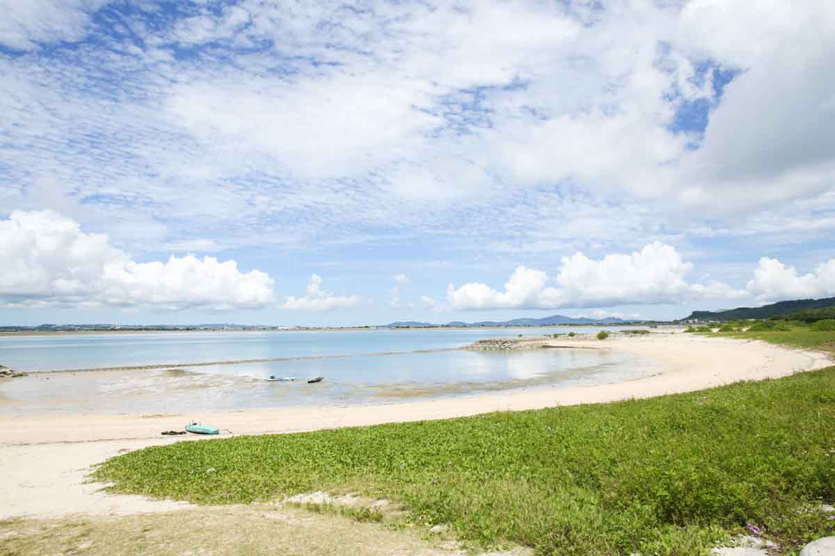 天然に近い人工ビーチ！穏やかな時間が流れる「ふるさと海岸（浜比嘉ビーチ）」の魅力を徹底解説（うるま市）
