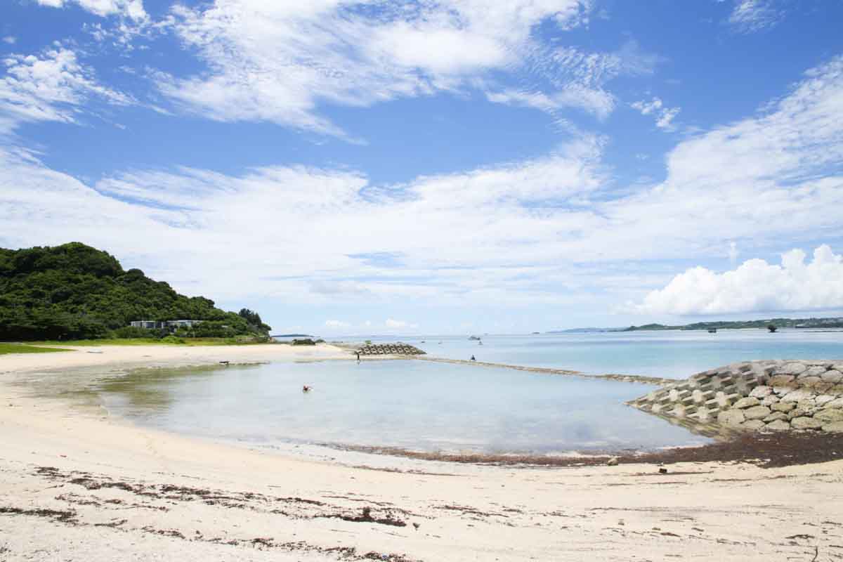 天然に近い人工ビーチ！穏やかな時間が流れる「ふるさと海岸（浜比嘉ビーチ）」の魅力を徹底解説（うるま市）