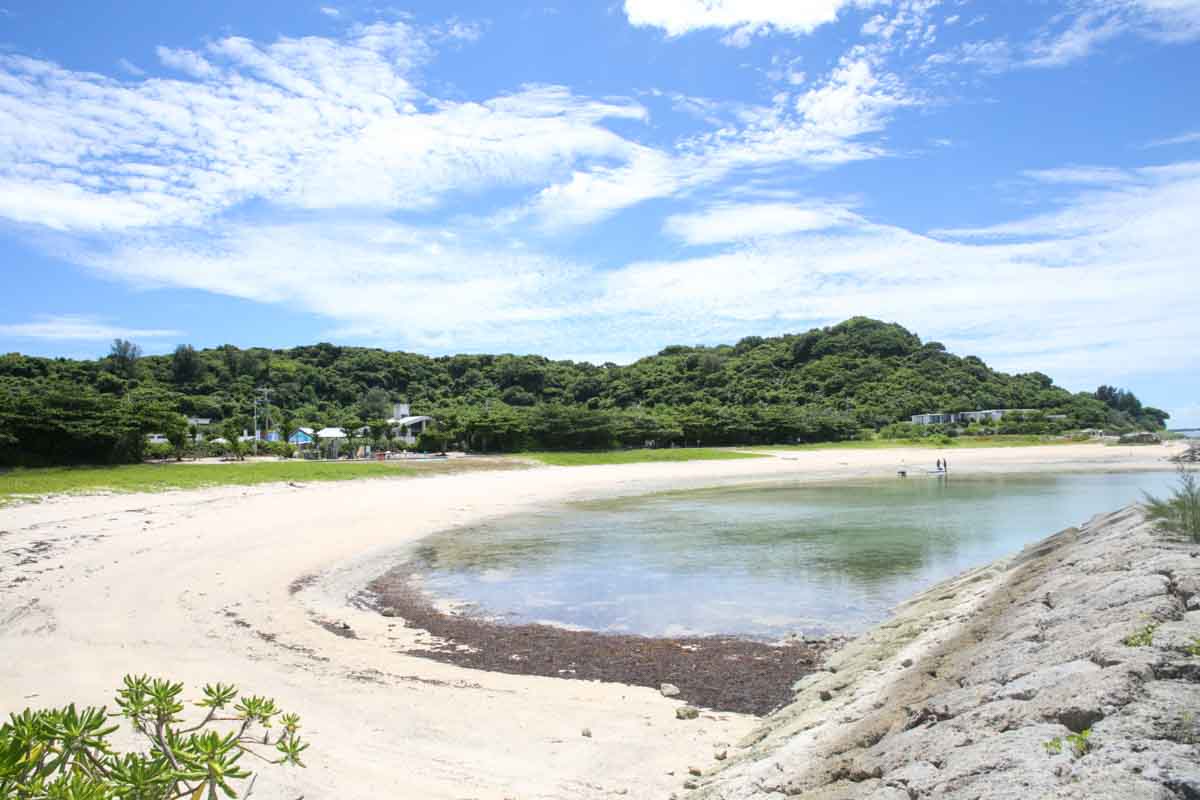 天然に近い人工ビーチ！穏やかな時間が流れる「ふるさと海岸（浜比嘉ビーチ）」の魅力を徹底解説（うるま市）